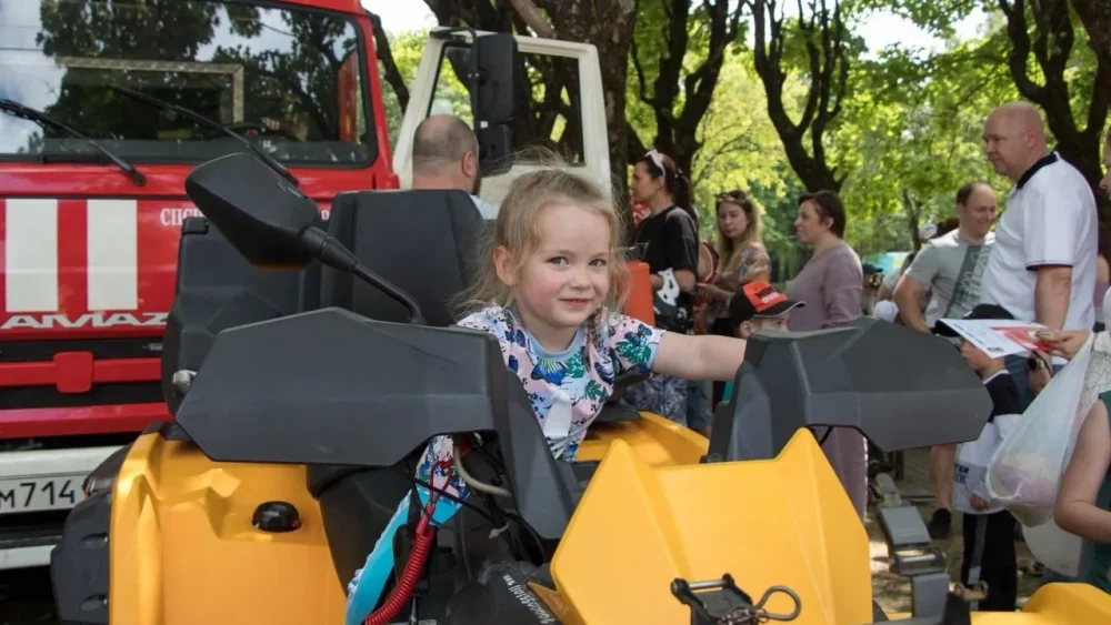 Брянские спасатели показали нагнетатель «Буран» на фестивале профессий
