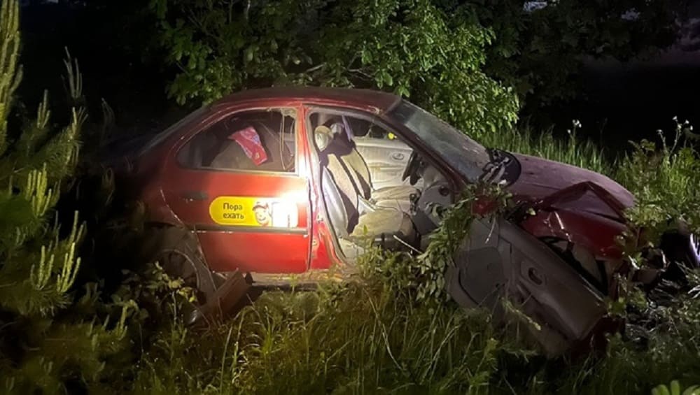 Под Жуковкой на трассе в перевернувшемся автомобиле Ford погиб 37-летний водитель
