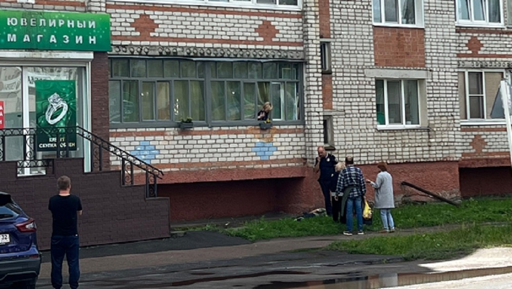 В Новозыбкове Брянской области из окна пятого этажа жилого дома выпал пожилой мужчина