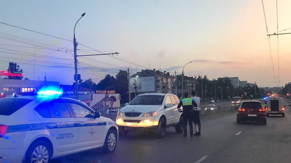 Потрясенный мятежом житель Ростова заехал в Брянске на путепровод по встречной полосе