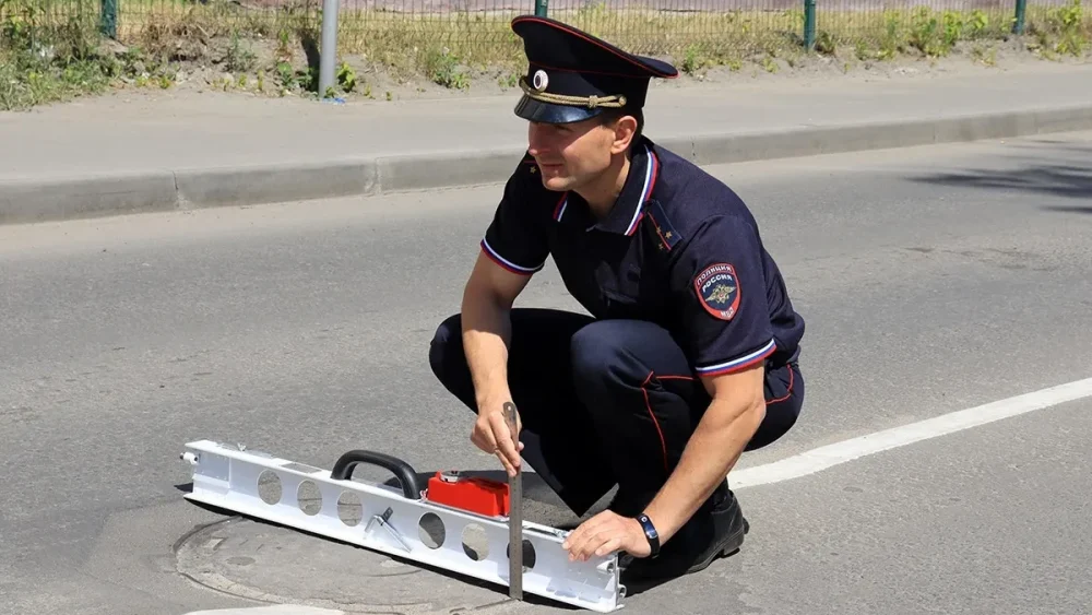 В Брянске комиссия после ремонта нашла лужи и просевшие люки на улице Металлистов