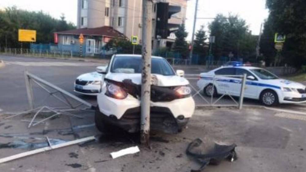 В Брянске на улице Фокина 24-летняя женщина на автомобиле врезалась в светофор
