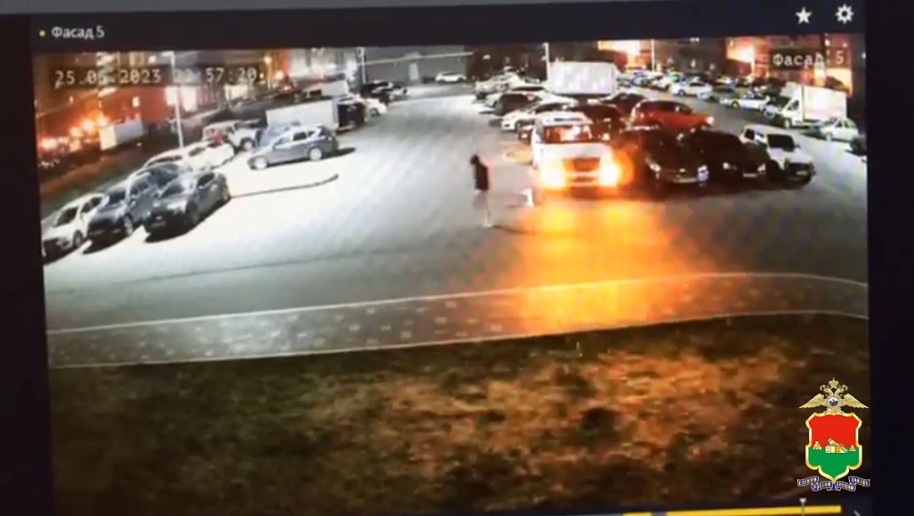 В Брянске уголовники облили бензином и сожгли иномарку во дворе дома на улице Строкина