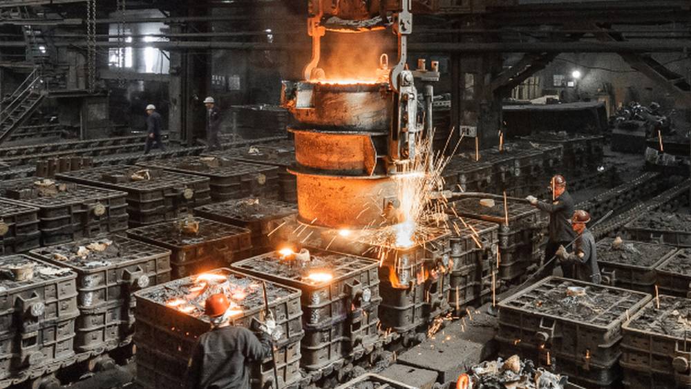 В Брянске на заводе «Бежицкая сталь» рука рабочего попала в винт конвейера