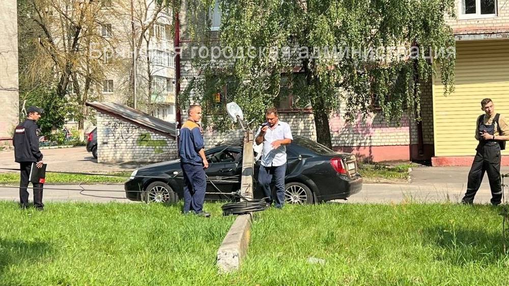 В Фокинском районе Брянска упавший бетонный столб раздавил автомобиль