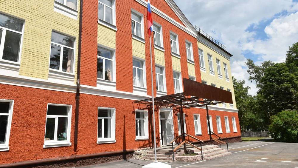 Брянский губернатор Александр Богомаз проверил ремонт школы №1 в Локте