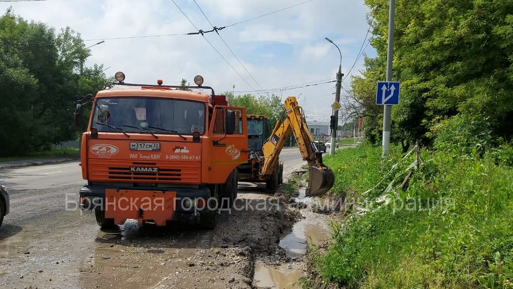 В Брянске во время ливня с грозой были повалены 7 деревьев и повреждены 8 светофоров