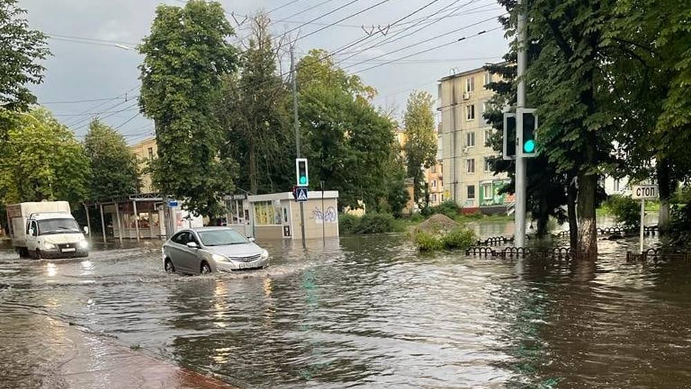В Брянске после грозы ушла под воду дорога на улице Куйбышева