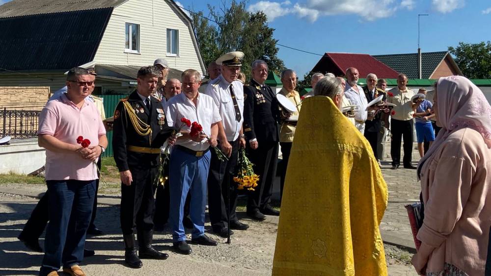 В Брянске у памятника погибшим на атомной подводной лодке «Курск» прошел молебен