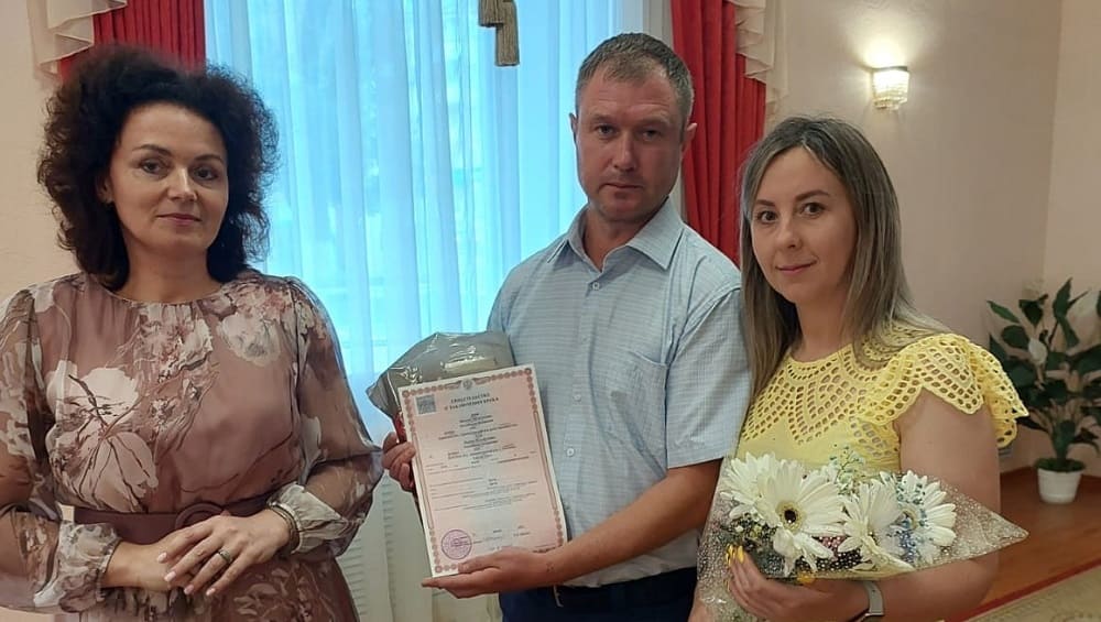 Житель Брянска женился в День семьи, любви и верности перед отъездом в зону СВО
