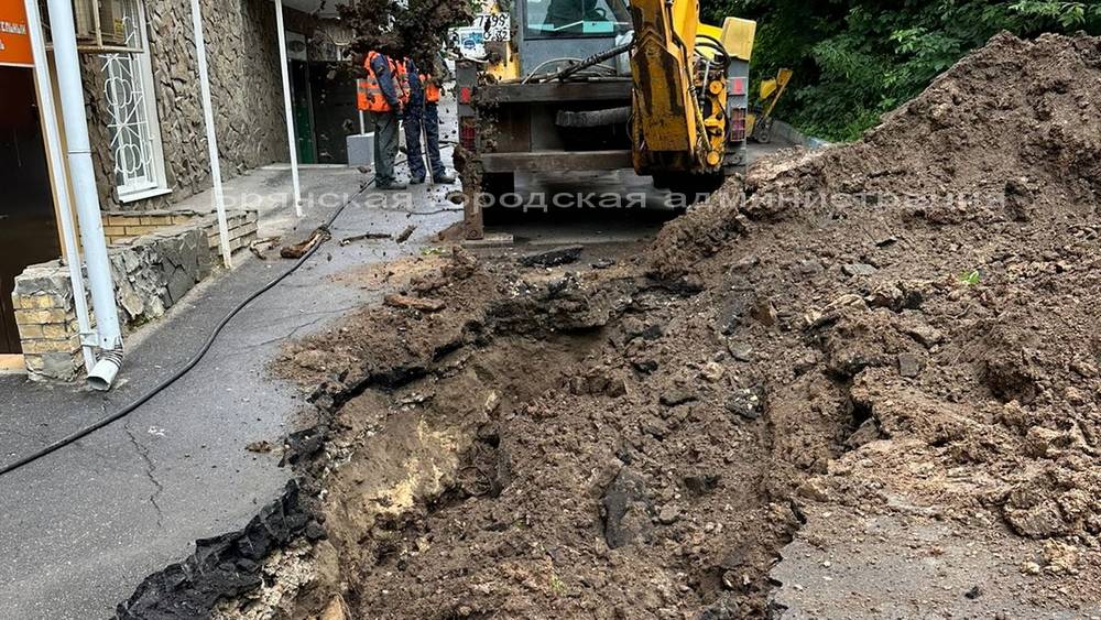 В Брянске коммунальщики устранили провал на улице Фокина