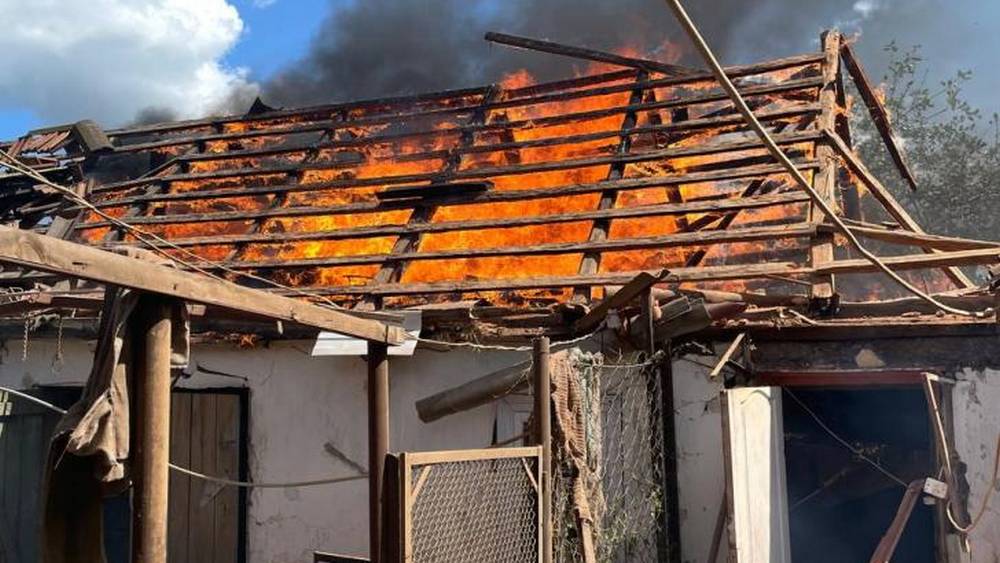 После обстрела ВСУ приграничья Курской области сгорел дом и разрушены постройки