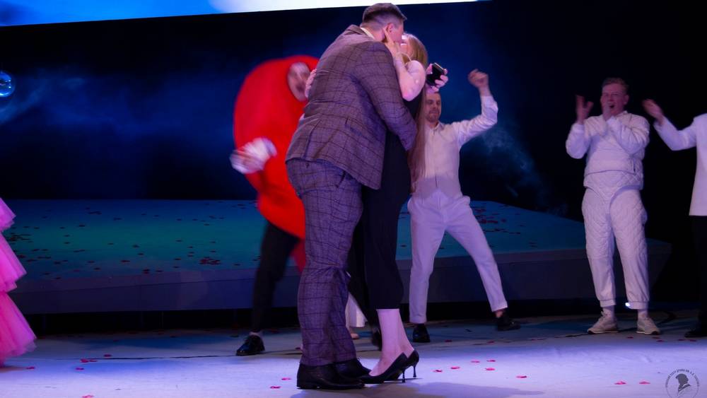 В Брянске на сцене театра драмы зритель сделал предложение своей возлюбленной