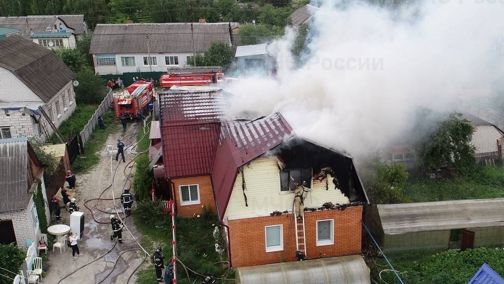 В брянском поселке Чайковичи произошел сильный пожар в частном доме