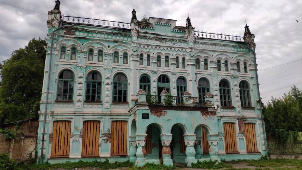 В Брянской области роскошное здание XIX века превратилось в притон
