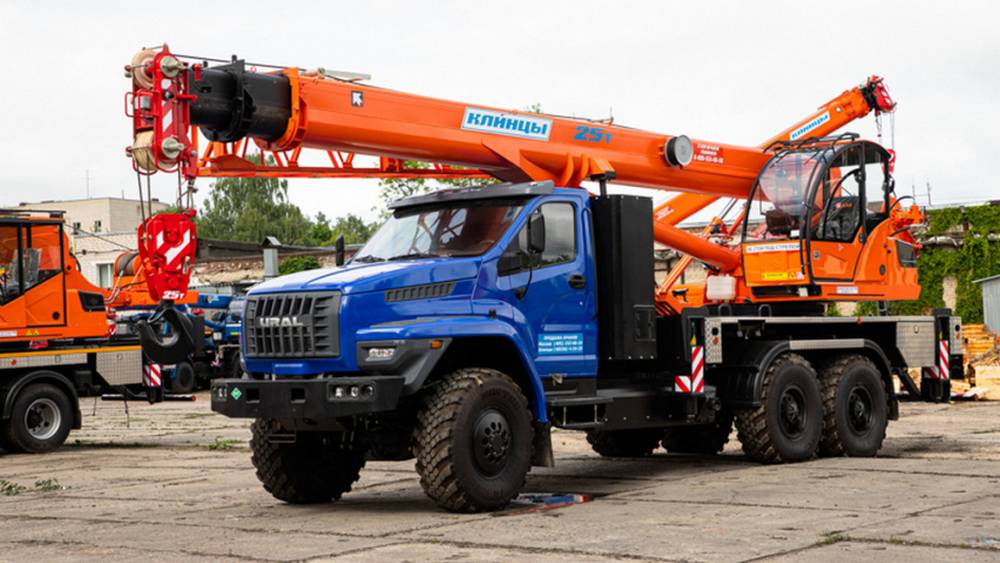 Клинцовский автокрановый завод начал выпускать грузоподъемную технику новой серии