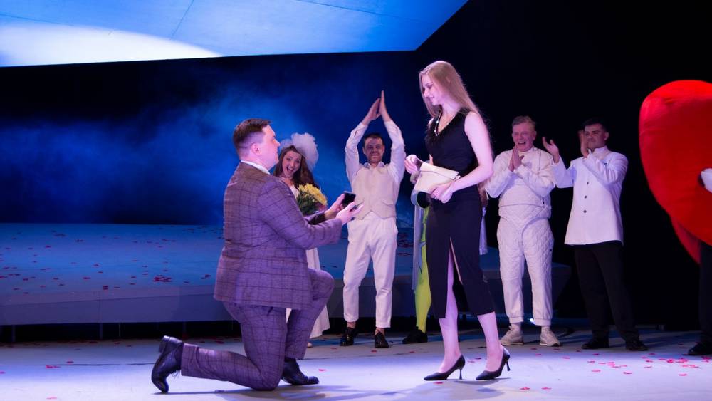 В Брянске на сцене театра драмы зритель сделал предложение своей возлюбленной