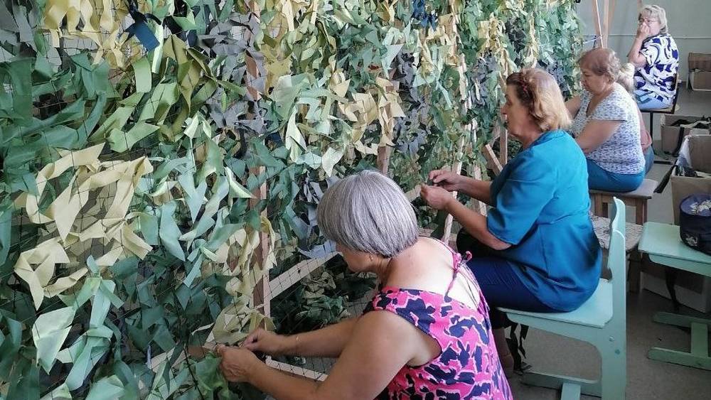 В Брянске добровольцы пригласили помощников для плетения маскировочных сетей бойцам СВО