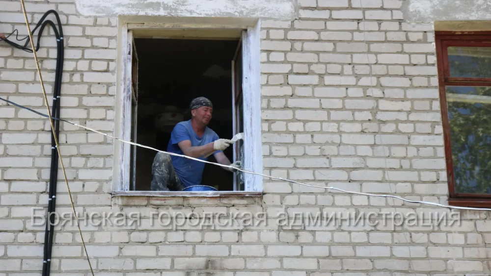 В Брянске за счет анонимных спонсоров начался ремонт пострадавшего от взрыва дома