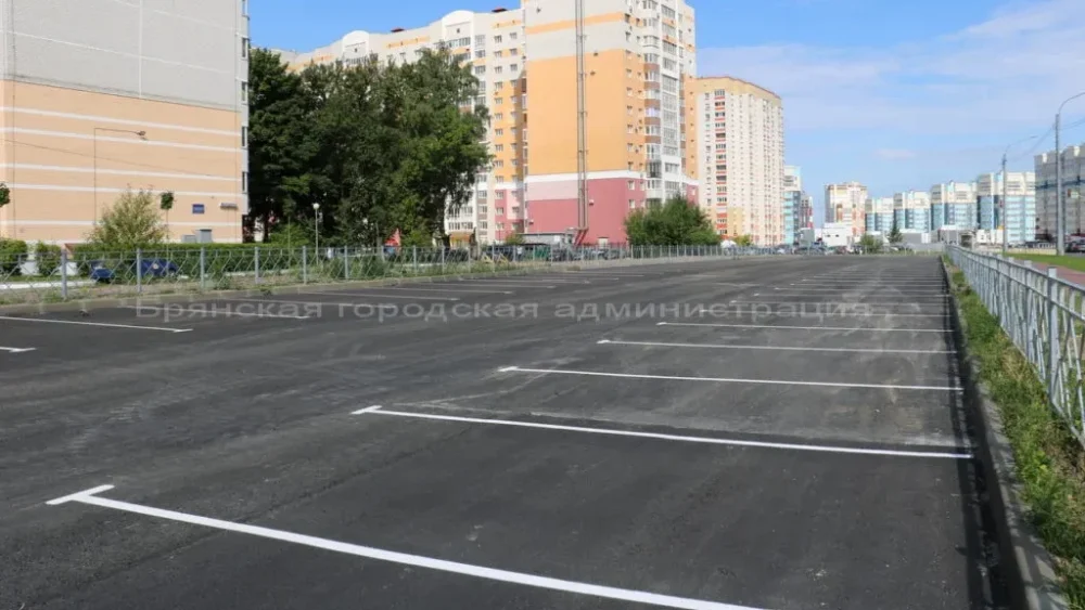 Брянские чиновники назвали стоянку напротив нового здания УМВД благоустройством