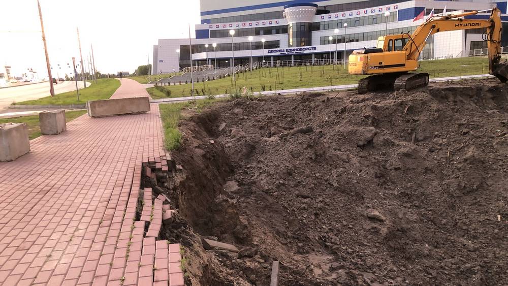 В Брянске в огромную яму возле Дворца единоборств рухнул тротуар
