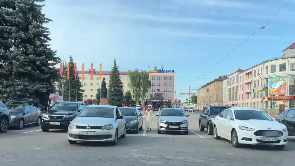 У брянских чиновников могут забрать «Тойоты», чтобы перестать кормить врагов