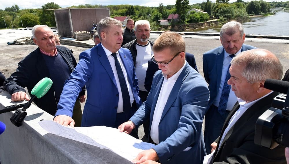 В Брянске губернатор Александр Богомаз оценил ускорение строительства Славянского моста