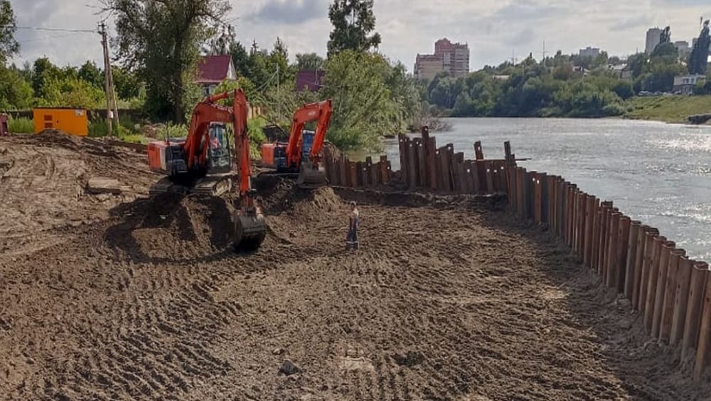 В Советском районе Брянска на Славянскому мосту строители установили шпунтовое ограждение