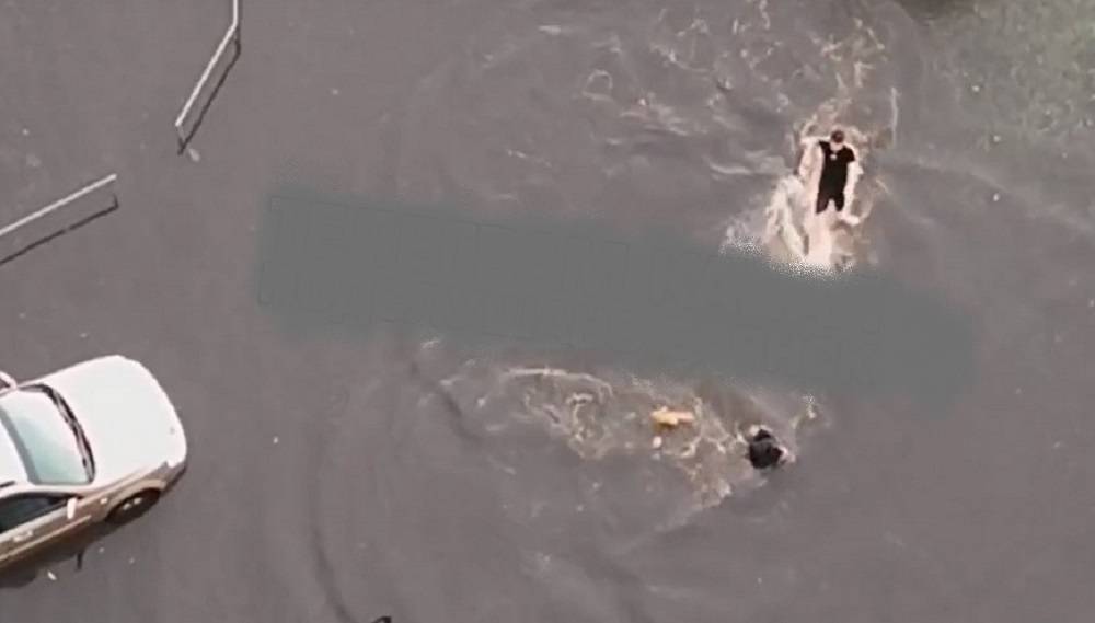 В Брянске двое мужчин после сильного ливня провели заплыв в огромной луже