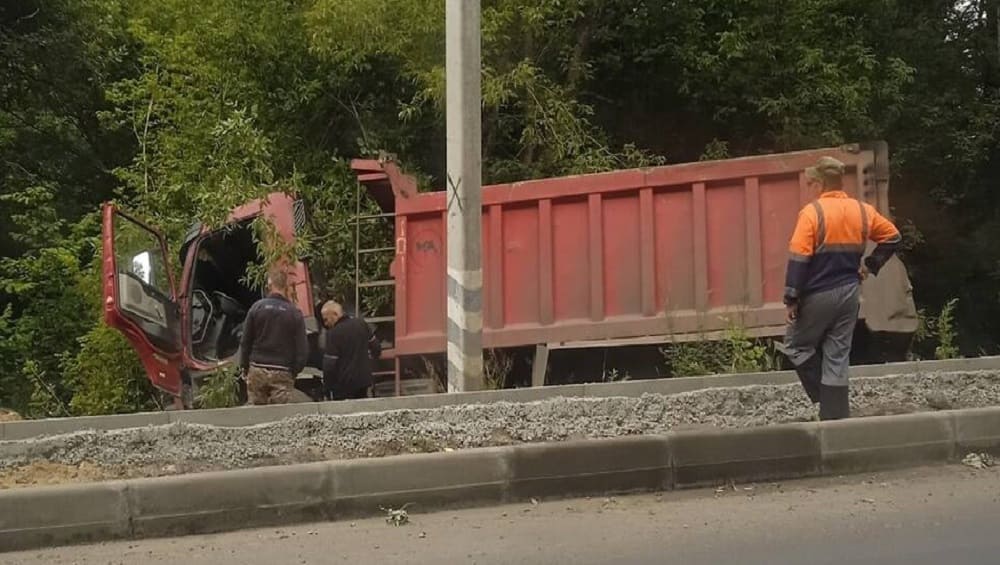 В Брянске на улице Речной съехавший в кювет грузовик застрял в кустах