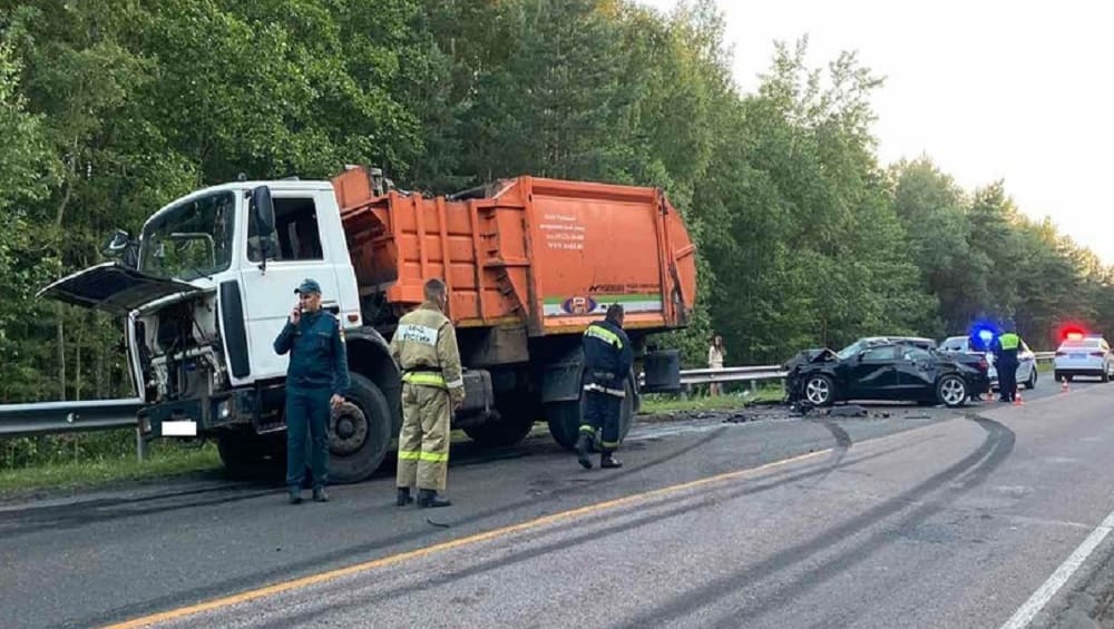 Под Брянском на объездной дороге автомобиль Audi врезался в грузовик – ранены два человека