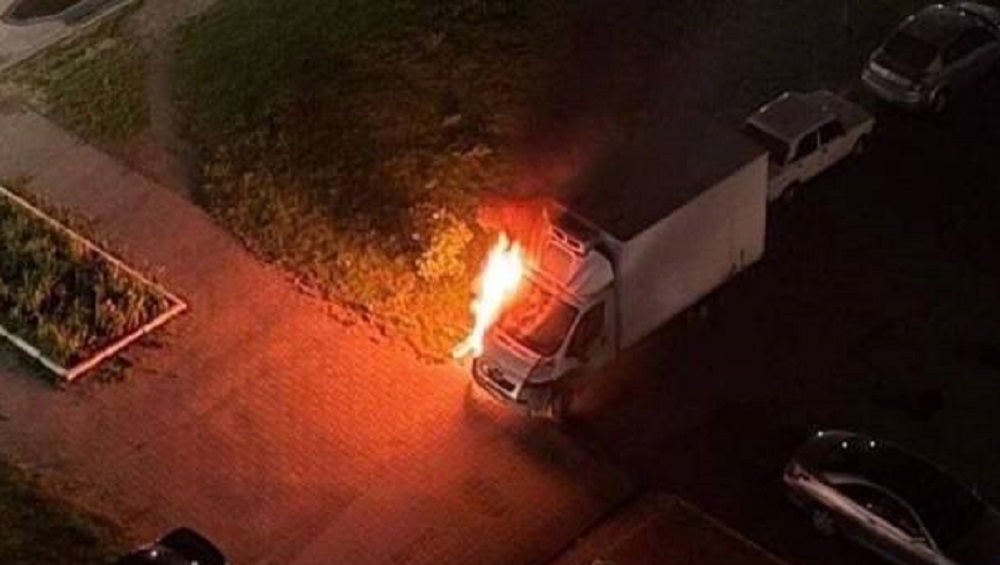 В Брянске во дворе многоэтажного дома на улице Литейной сгорел припаркованный фургон