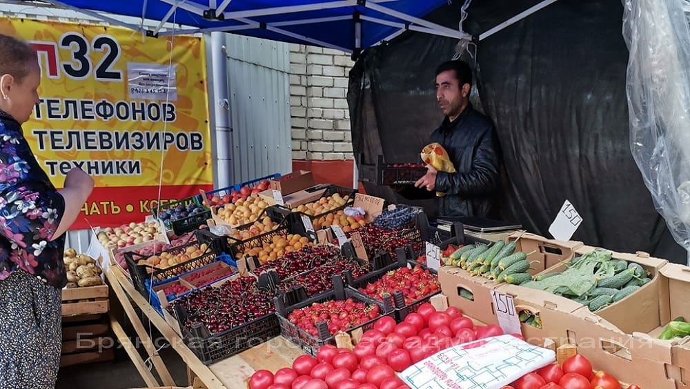 В Новом Городке Брянска чиновники поймали двоих нелегальных торговцев овощами и фруктами