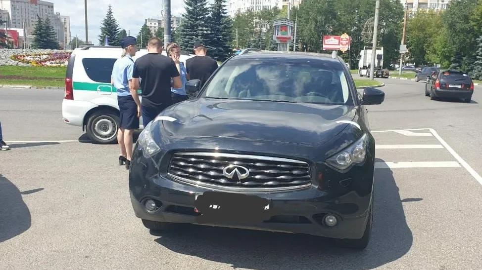 В Брянске водитель под угрозой ареста «Инфинити» погасил штрафы на 47 тысяч рублей