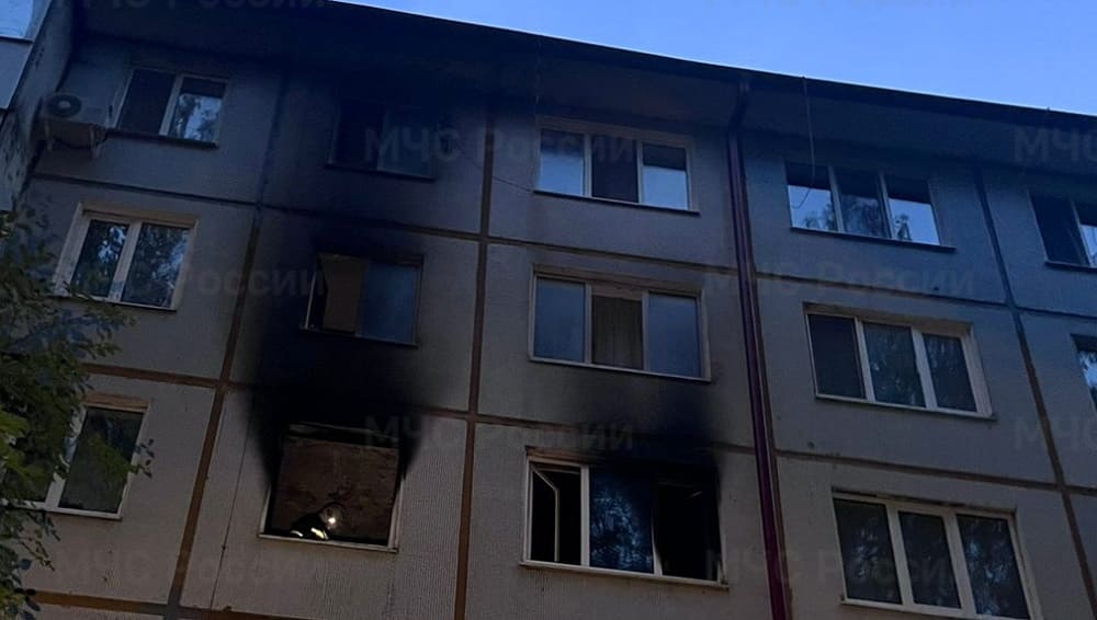 В Брянске на улице Вокзальной из горевшего дома эвакуировали 15 жильцов и спасли 4 человек