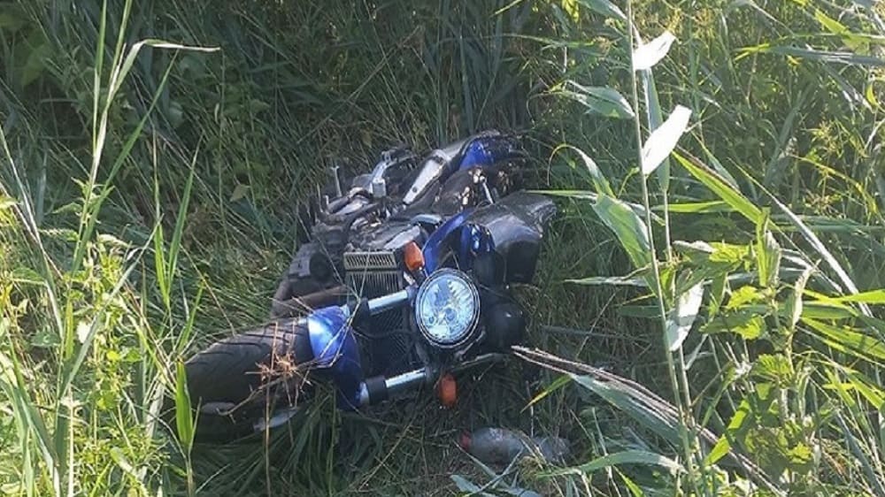 Под Стародубом на трассе 31-летний мотоциклист при обгоне съехал в кювет и сломал руку