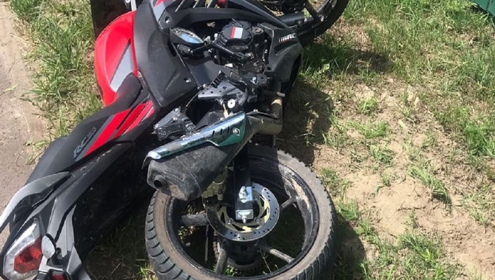Под Жуковкой 29-летний мотоциклист без «прав» врезался в металлический забор