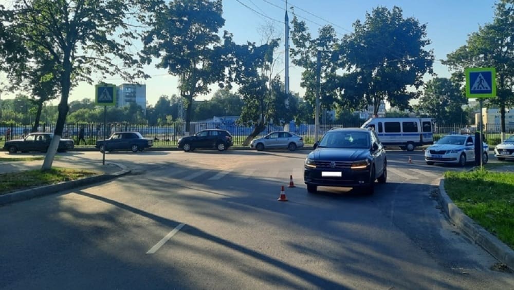 В Брянске 51-летняя женщина за рулём Volkswagen на «зебре» покалечила 8-летнего мальчика