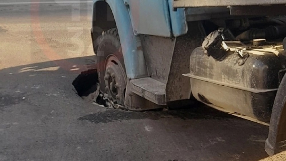 В Фокинском районе Брянска на улице Ермакова автомобиль горводоканала угодил в яму