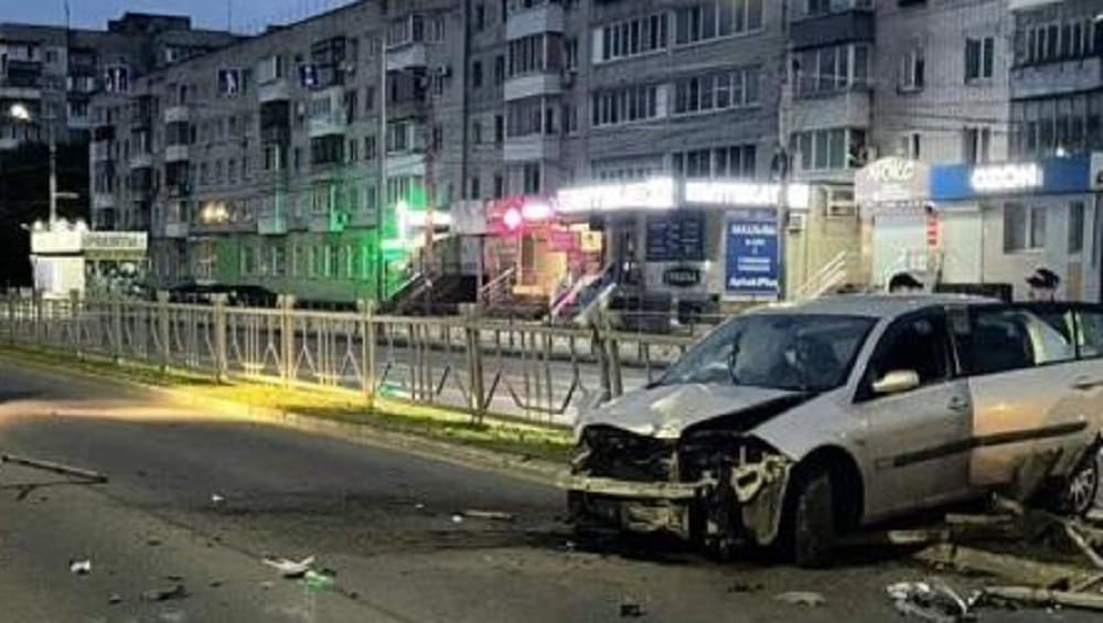 В Брянске дорожное ограждение протаранил пьяный 21-летний водитель Renault