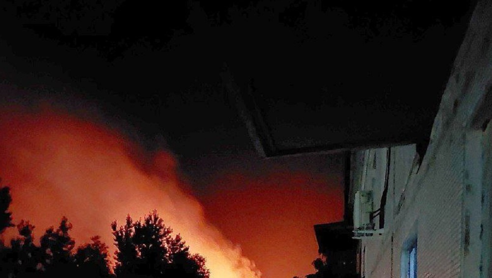 В посёлке Белая Берёзка Брянской области из-за удара молнии произошёл крупный пожар