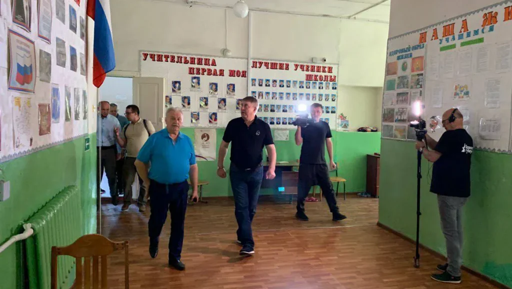 Брянский губернатор Александр Богомаз проверил ход ремонта в школе 1963 года постройки
