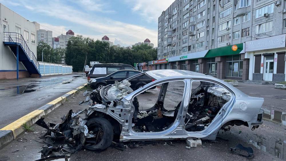 Брошенный у «Линии» автомобиль разобрали по винтику, но никто не очищает Брянск от хлама