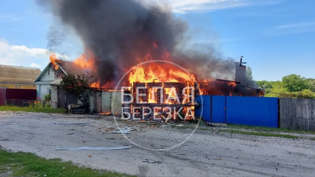 В Брянской области после обстрела ВСУ загорелся жилой в поселке Белая Березка