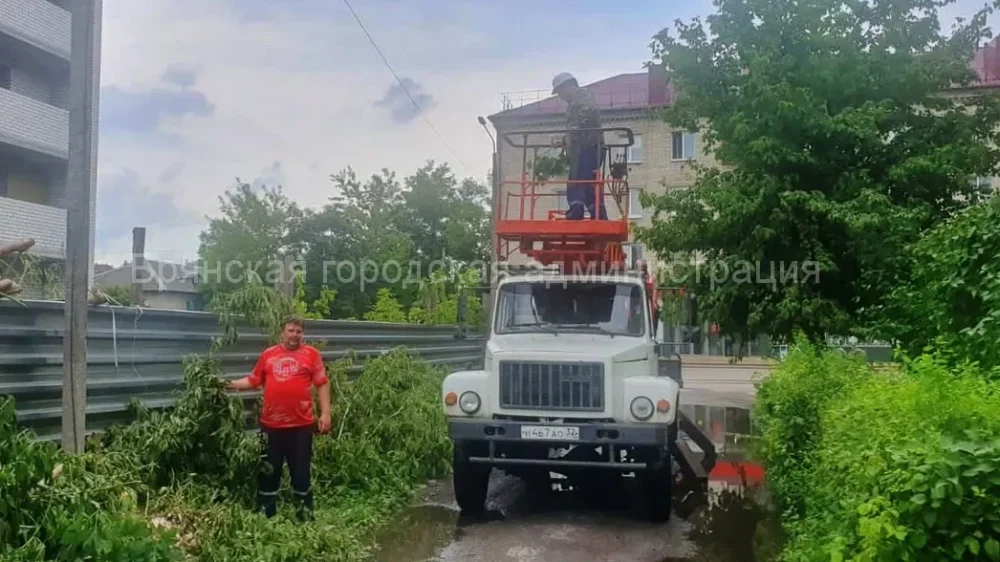 В Брянске коммунальщики начали устранять последствия стихии