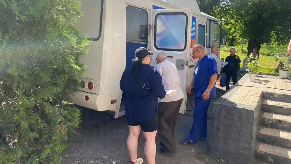 Брянский «поезд здоровья» принял более 100 пациентов в подшефной Брянке
