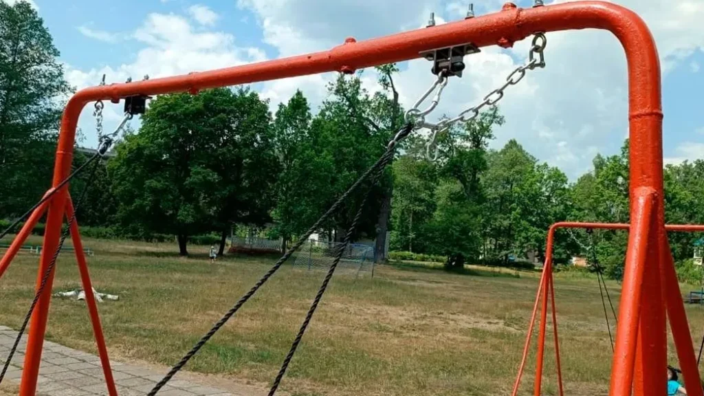 После вмешательства прокуратуры в брянском санатории починили опасные качели