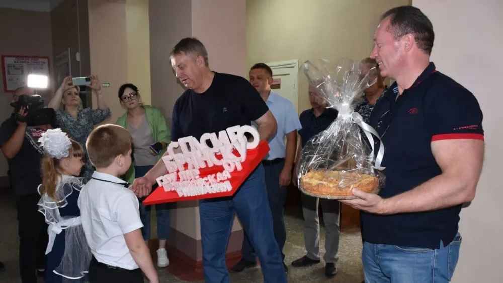 Александр Богомаз получил от горожан Брянки подарок для жителей Брянской области
