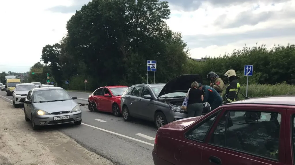 Устроившего массовое ДТП под Брянском 24-летнего водителя за 2 года оштрафовали 23 раза