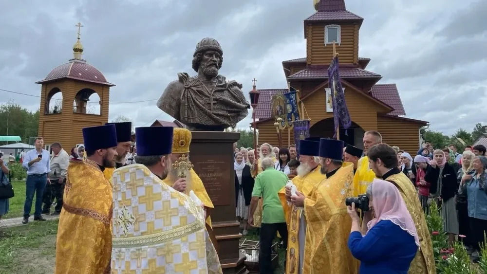 Под Брянском установили памятник святому равноапостольному князю Владимиру